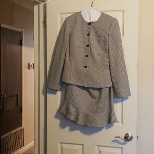 Skirt suit